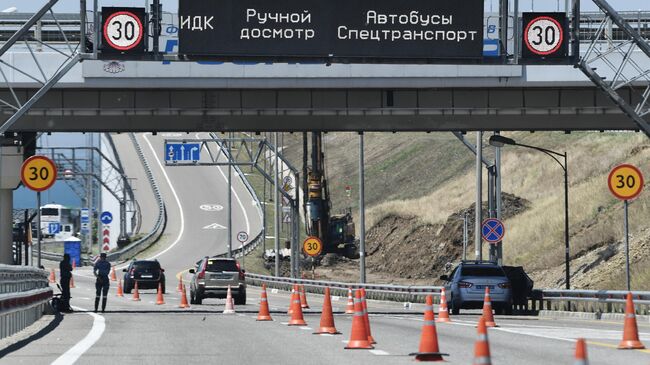 Пункт досмотра транспортных средств у въезда на Крымский мост. Архивное фото