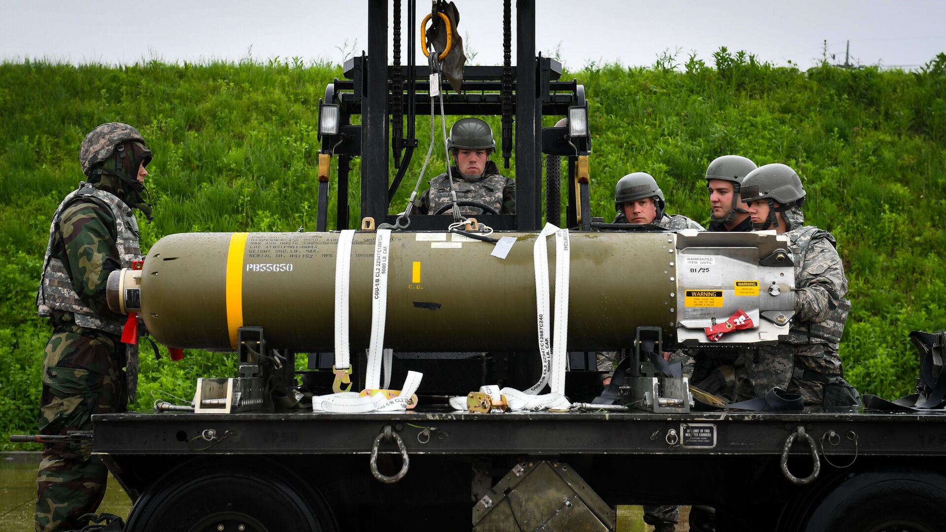 Американские военные грузят кассетную бомбу во время учений - РИА Новости, 1920, 23.08.2023