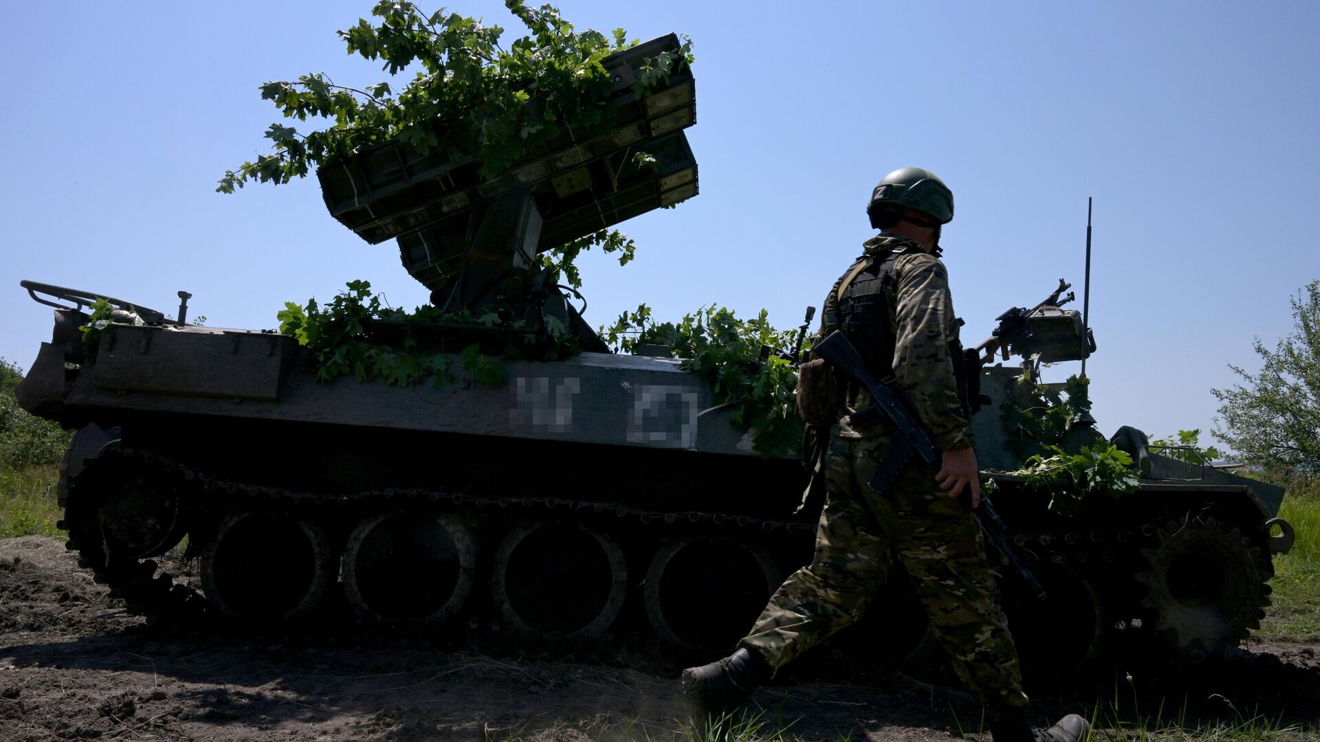 Военнослужащий ВС РФ возле зенитного ракетного комплекса Стрела-10 в зоне СВО - РИА Новости, 1920, 18.04.2024