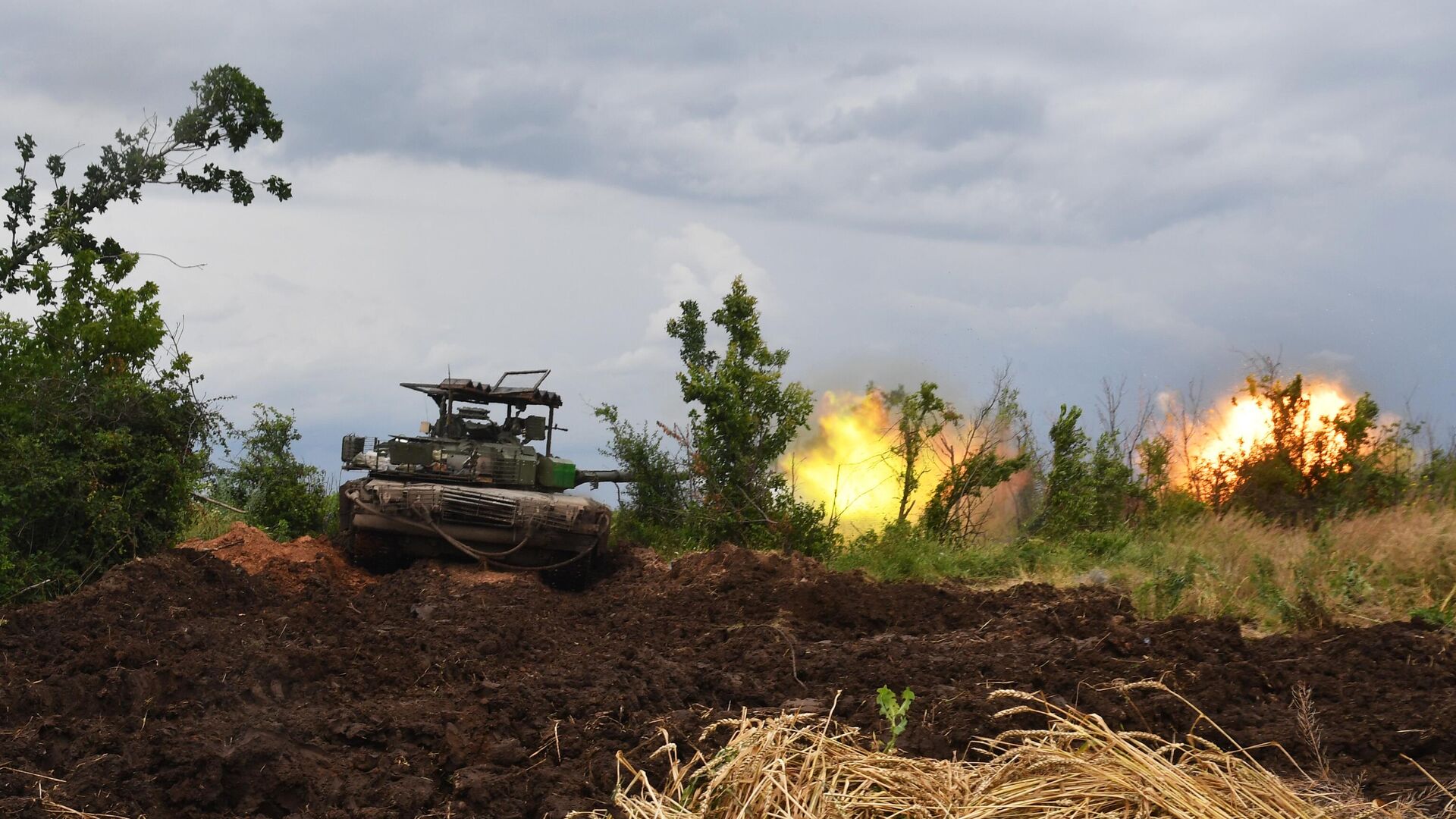 Танк Т-80 военнослужащих ВС РФ на огневой позиции в зоне проведения СВО - РИА Новости, 1920, 08.08.2023