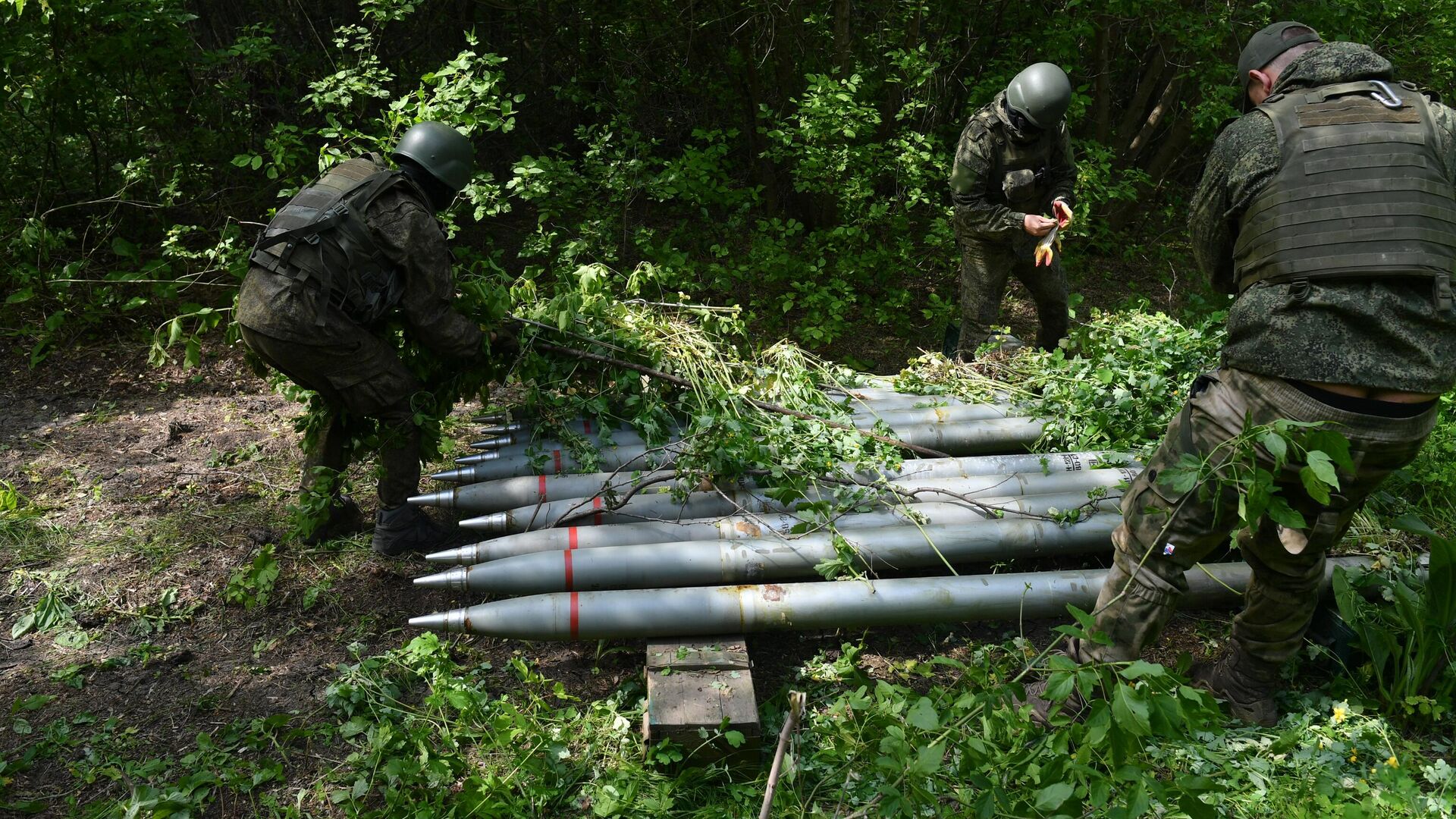 Военнослужащие Вооруженных сил России у снарядов для реактивной системы залпового огня Торнадо-Г. Архивное фото - РИА Новости, 1920, 12.07.2023