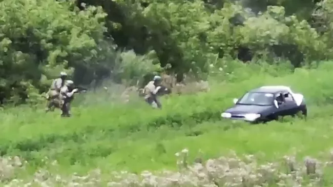 Кадр видео расстрела мирных жителей украинскими военными