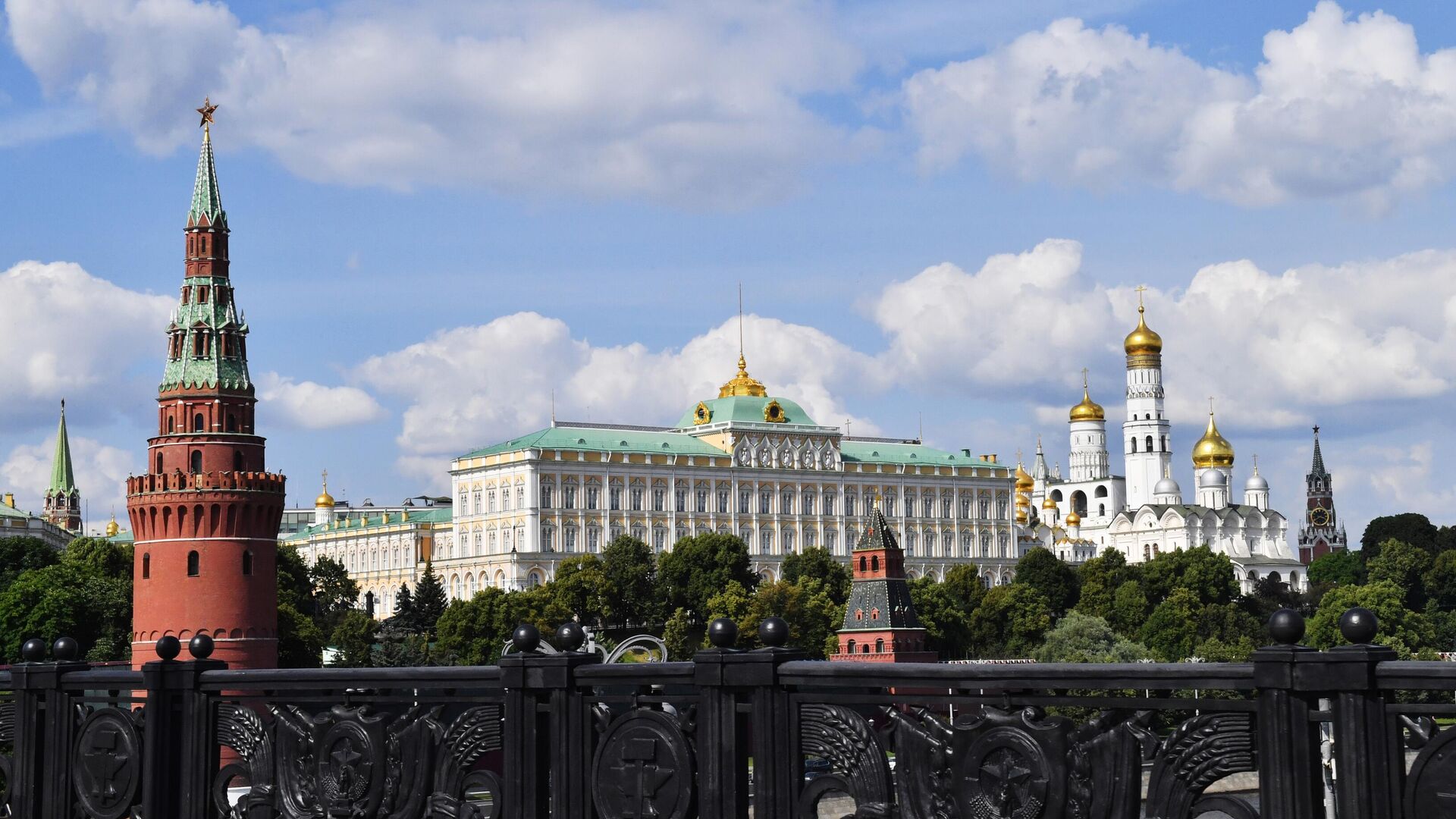 Большой Кремлевский дворец и колокольня Ивана Великого на территории Московского Кремля - РИА Новости, 1920, 28.05.2024