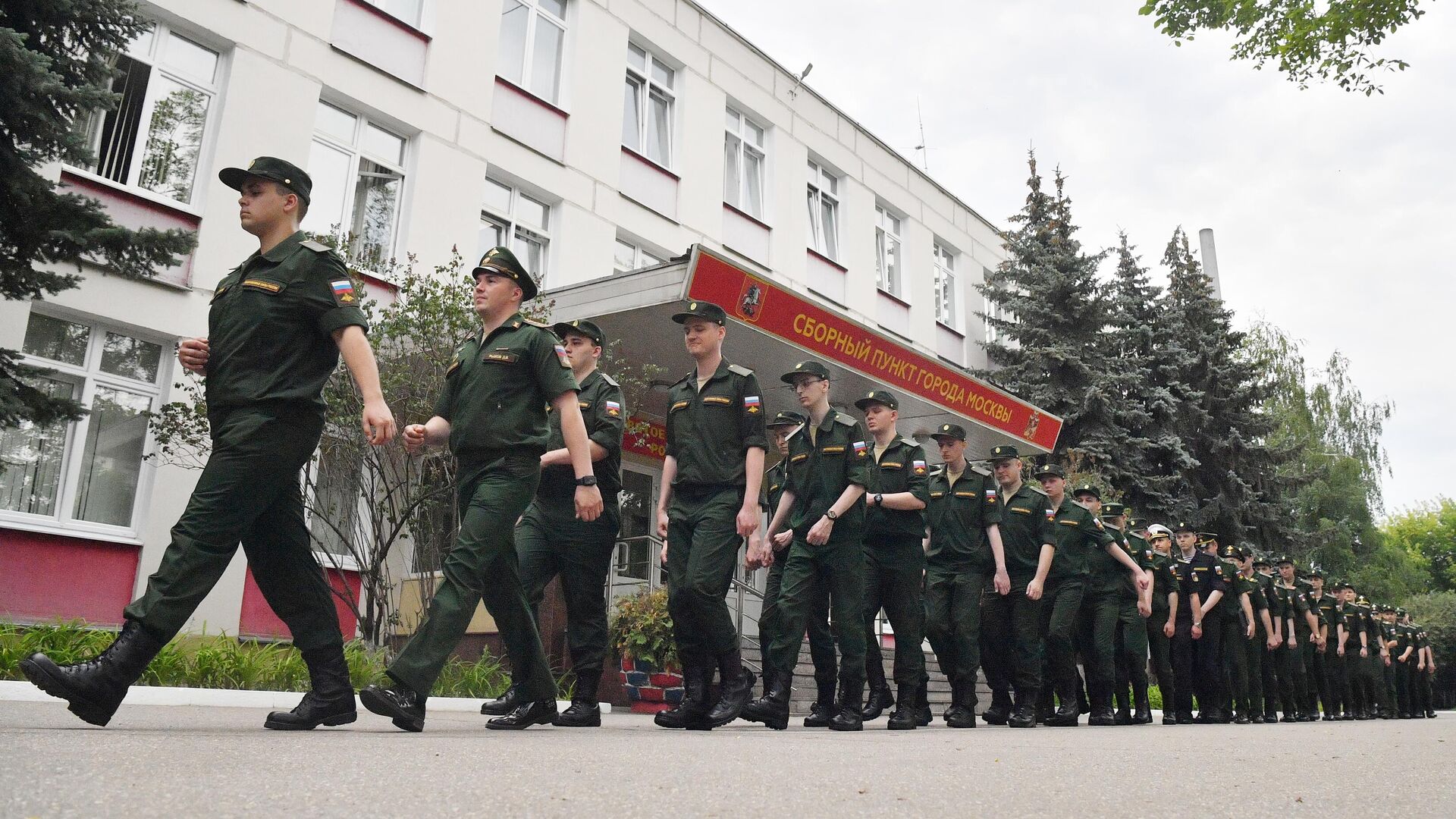 Призывники маршируют у сборного пункта военного комиссариата города Москвы - РИА Новости, 1920, 04.08.2023