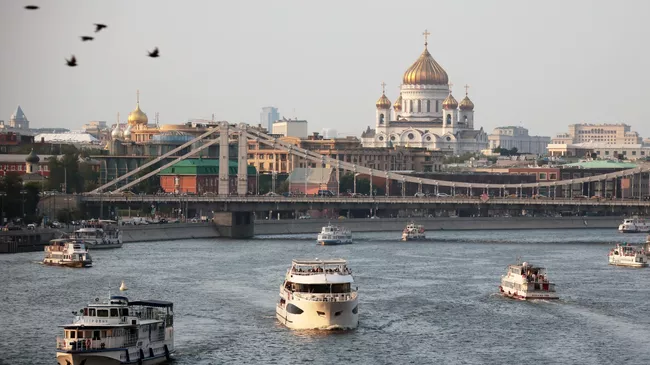 Отдыхающие на прогулочных теплоходах на Москва-реке у Крымского моста в Москве