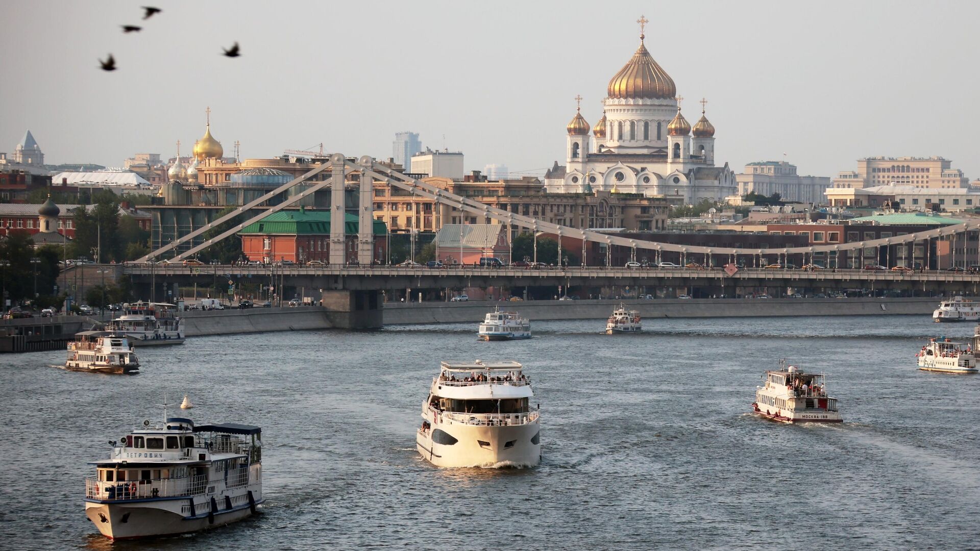 Отдыхающие на прогулочных теплоходах на Москва-реке у Крымского моста в Москве - РИА Новости, 1920, 30.07.2023