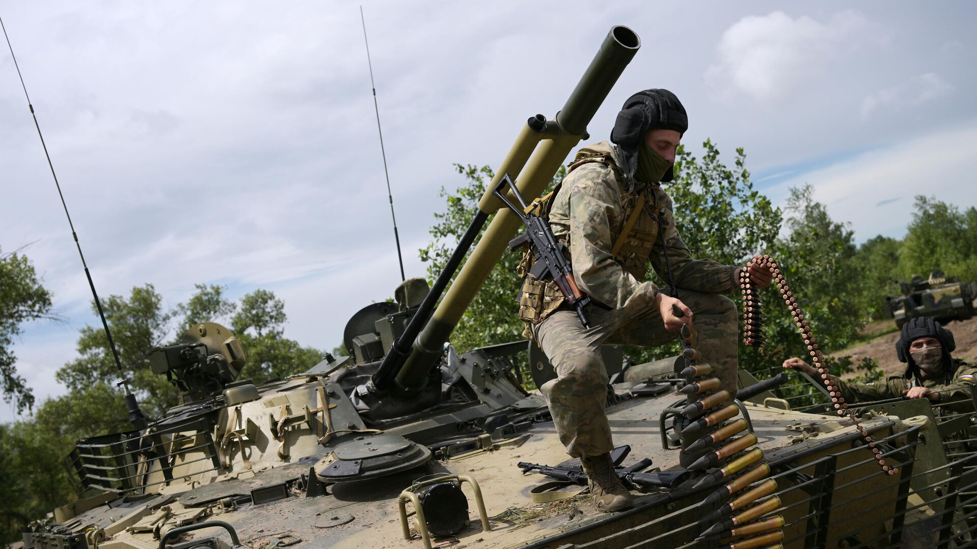 Боевая подготовка добровольческих экипажей в тыловом районе зоны проведения СВО в ЛНР - РИА Новости, 1920, 19.08.2023