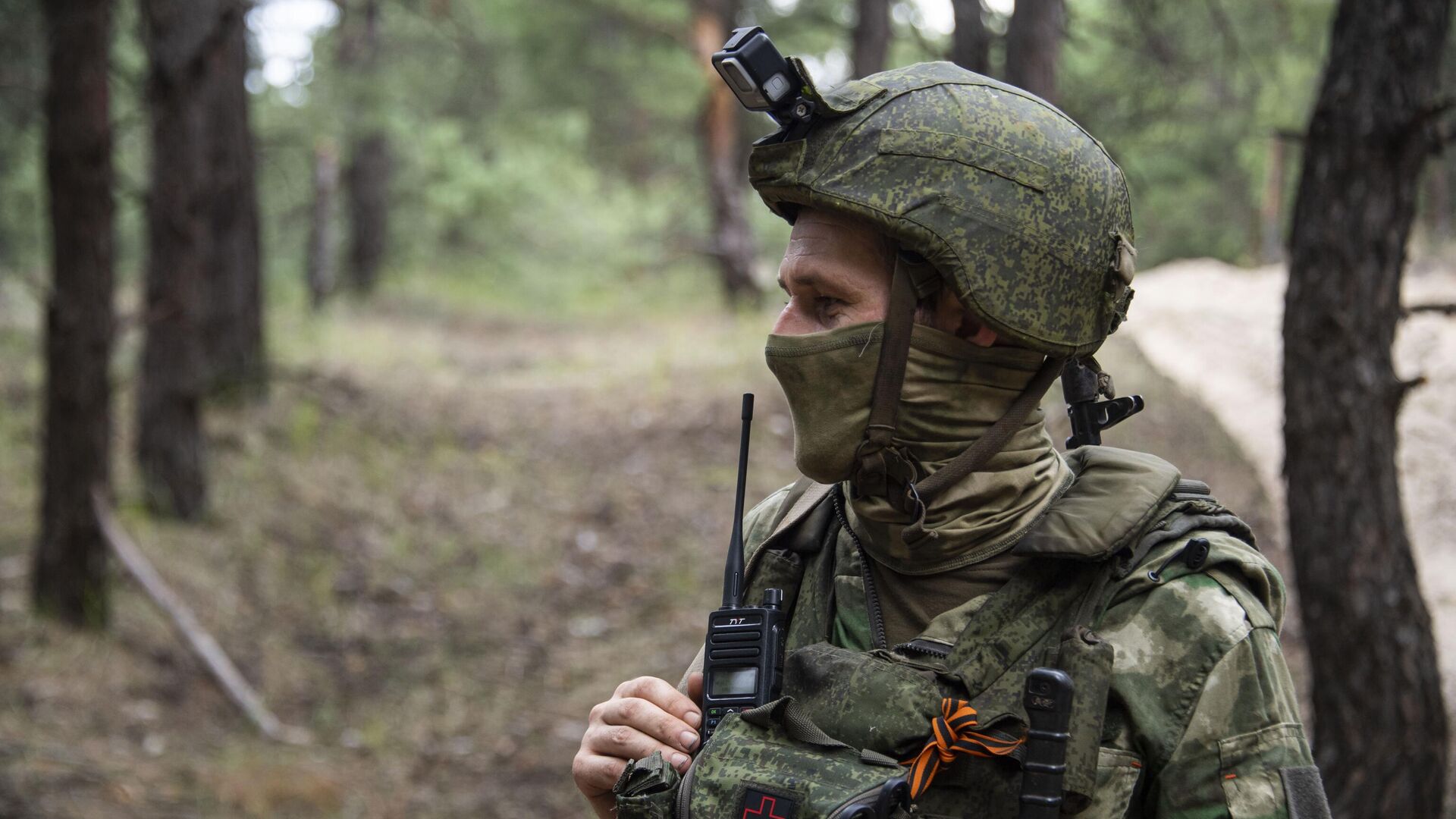 Военнослужащий артиллерийского расчета реактивной системы залпового огня (РСЗО) - РИА Новости, 1920, 28.05.2024