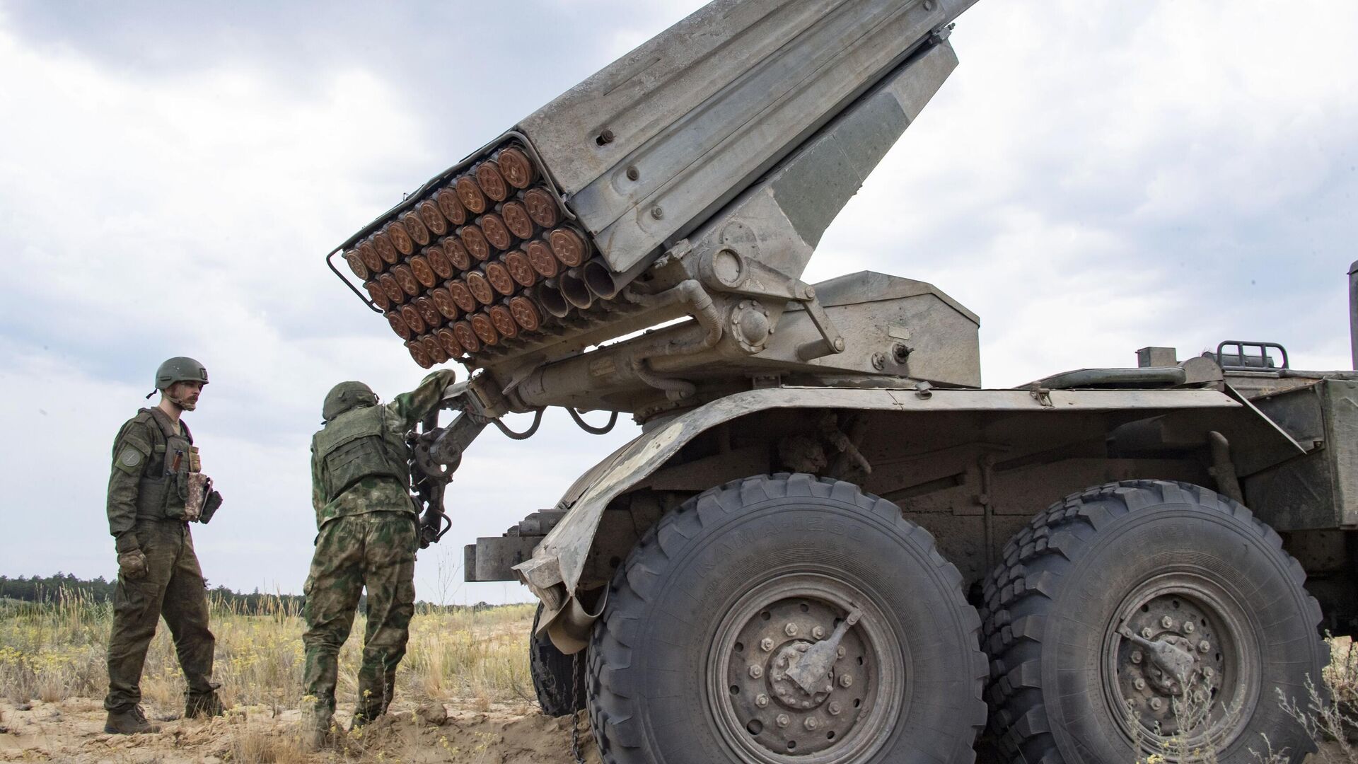 Военнослужащие артиллерийского расчета реактивной системы залпового огня (РСЗО) вооруженных сил РФ - РИА Новости, 1920, 27.07.2023