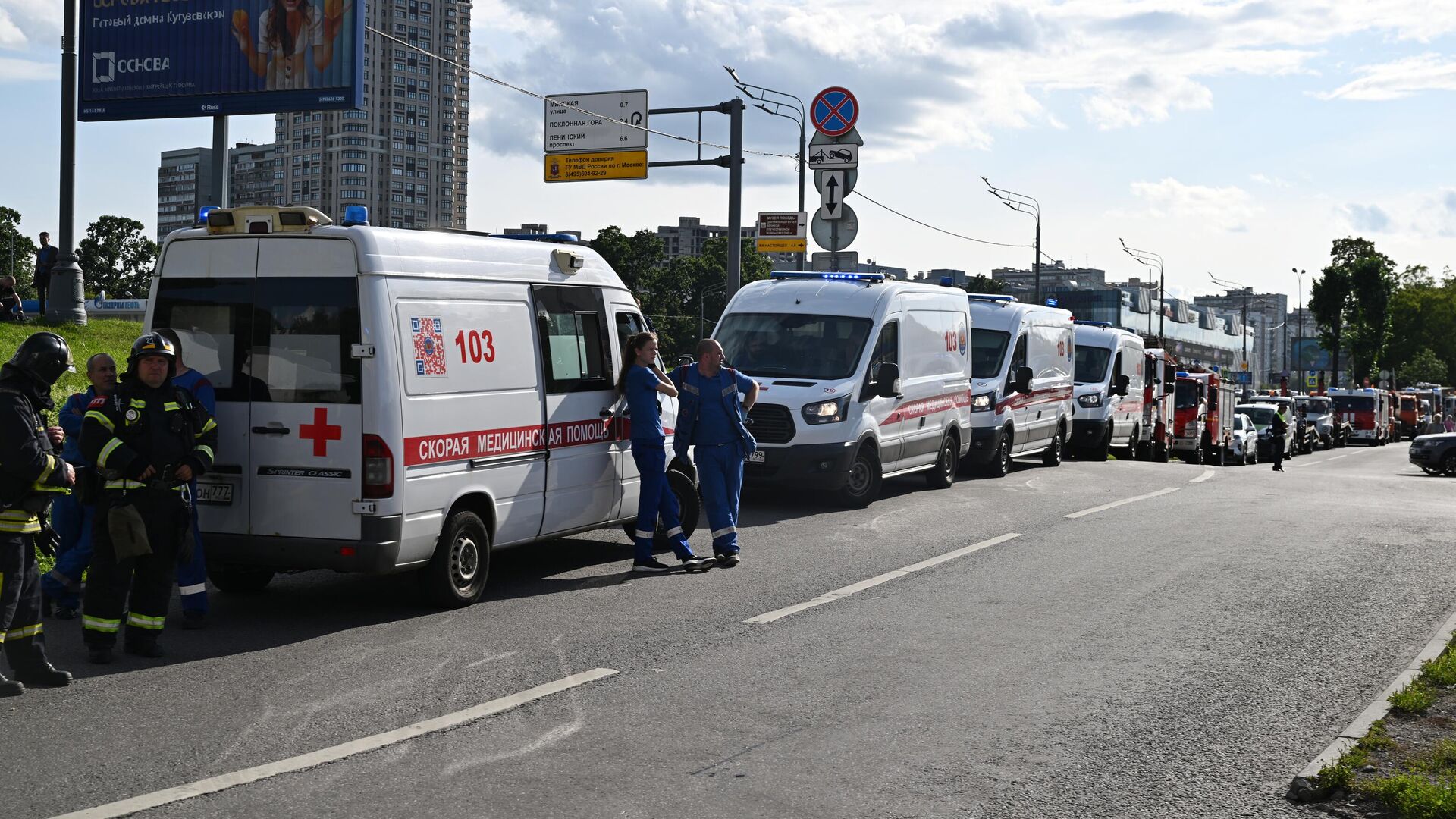 Машины скорой медицинской помощи около ТЦ Времена года на Кутузовском проспекте, где произошел прорыв трубы с горячей водой - РИА Новости, 1920, 22.07.2023