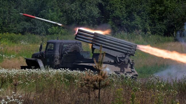 Реактивная система залпового огня БМ-21 Град в зоне проведения СВО. Архивное фото