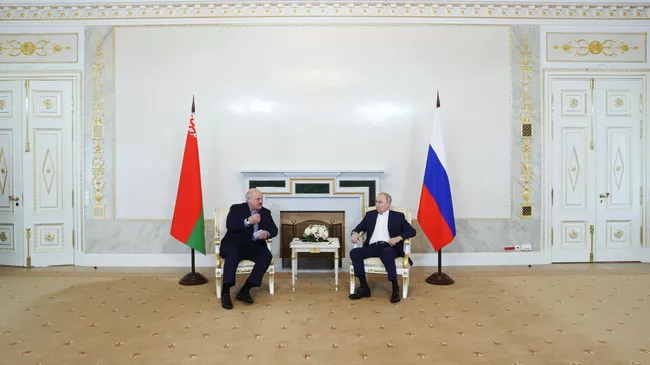 Президент РФ Владимир Путин и президент Белоруссии Александр Лукашенко во время встречи
