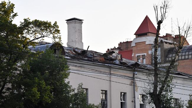 Поврежденная беспилотником крыша дома на Комсомольском проспекте в Москве