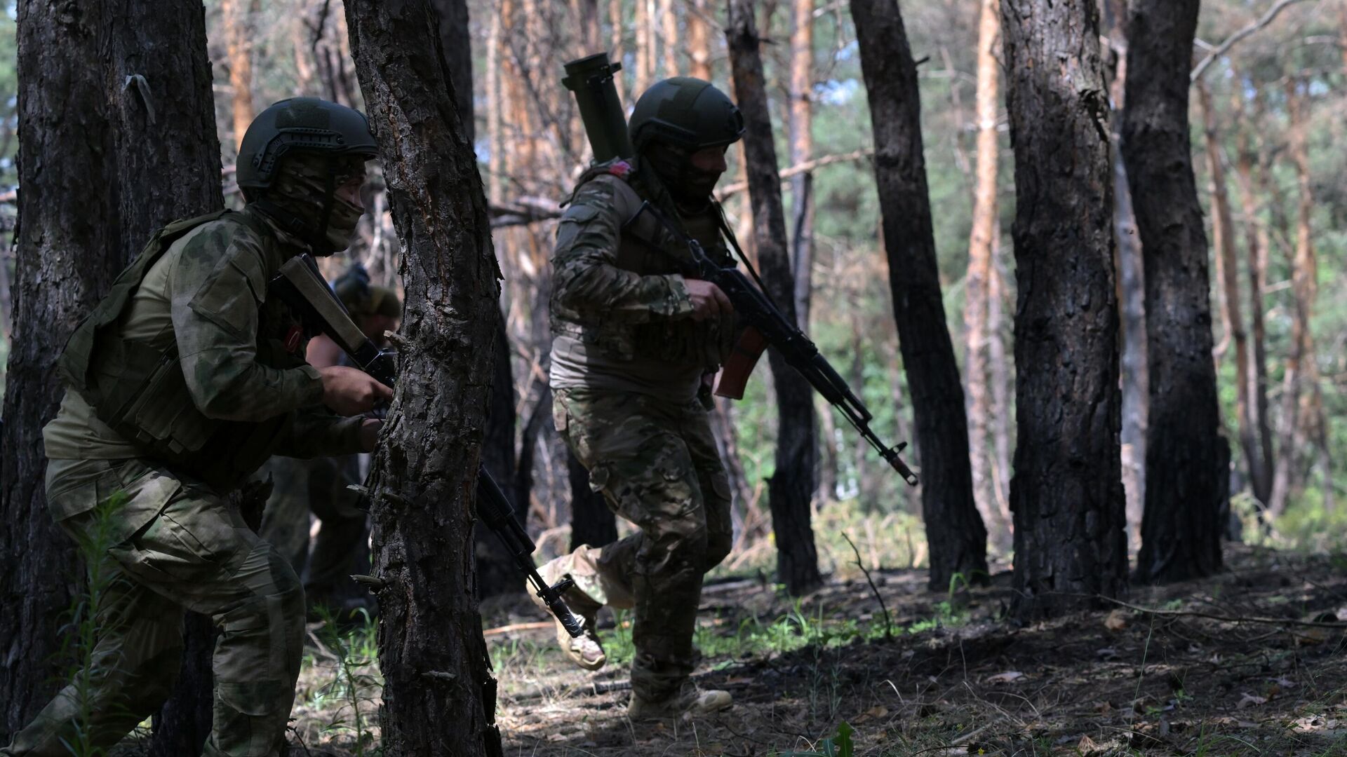 Военнослужащие огнеметного взвода уходят на выполнение боевой задачи в зоне СВО. Архивное фото - РИА Новости, 1920, 04.08.2024