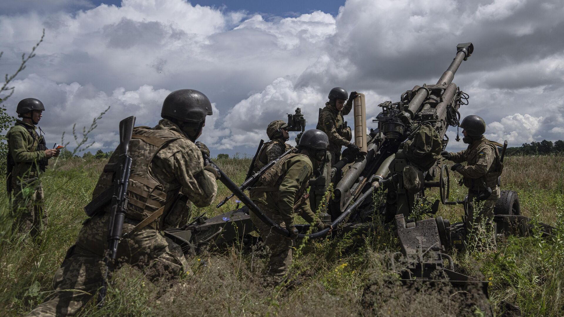 Украинские военнослужащие готовятся стрелять из американской гаубицы М777 в Харьковской области - РИА Новости, 1920, 27.07.2023