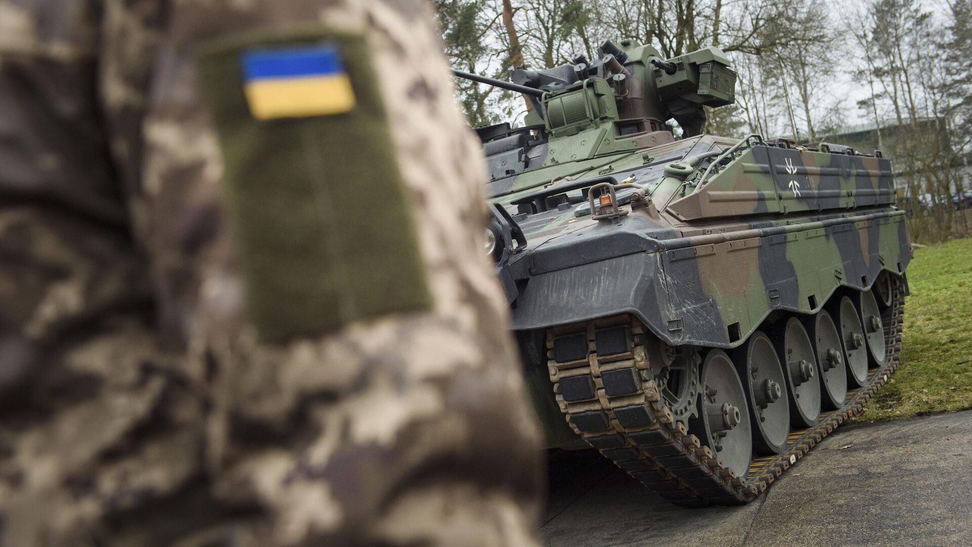 Украинский военнослужащий перед боевой машиной пехоты Marder на полигоне немецкого Бундесвера в Мюнстере - РИА Новости, 1920, 12.08.2024