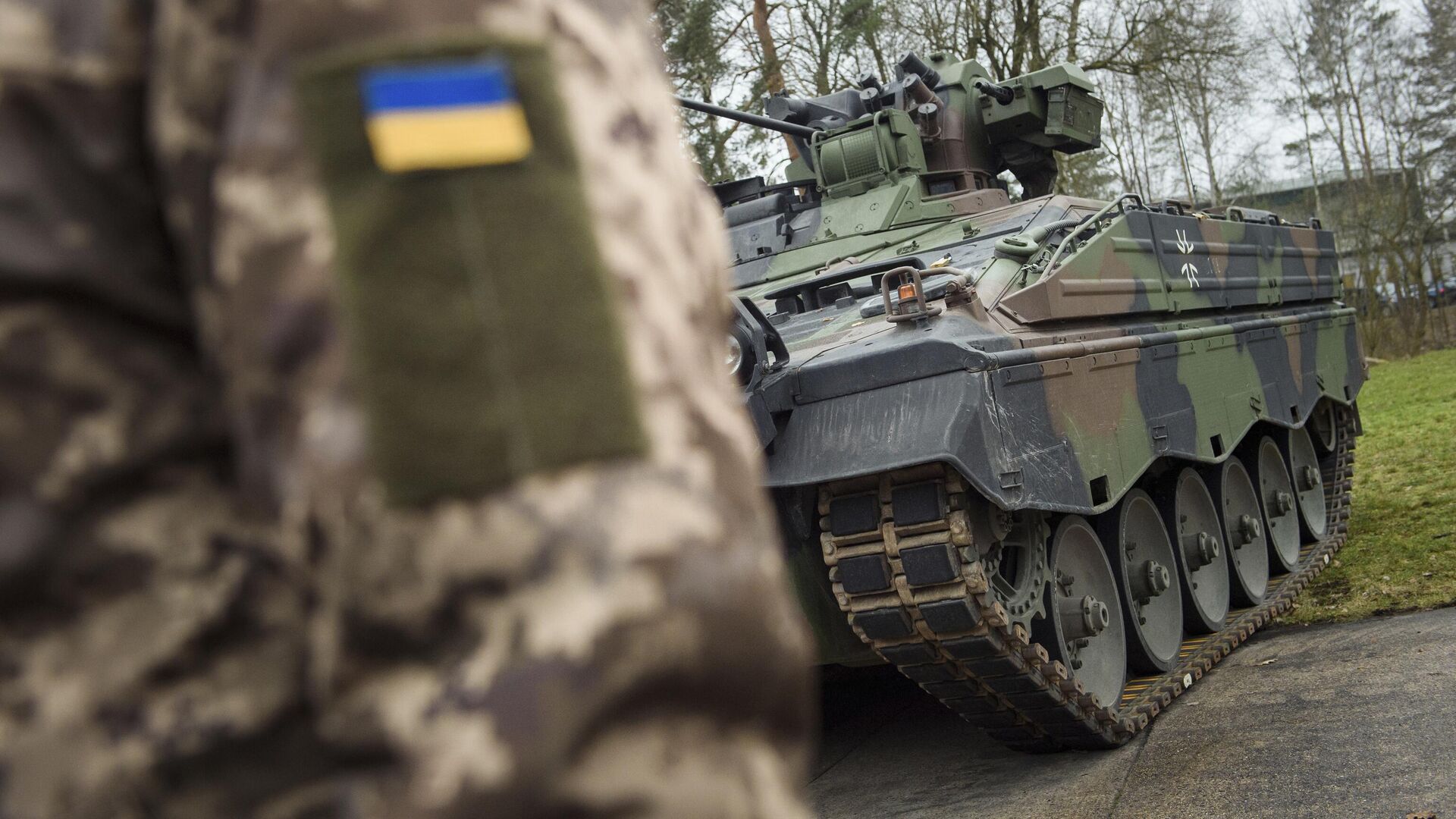 Украинский военнослужащий перед боевой машиной пехоты Marder на полигоне немецкого Бундесвера в Мюнстере - РИА Новости, 1920, 08.08.2024