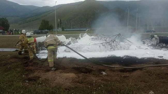 Сотрудники МЧС на месте падения вертолета на Алтае