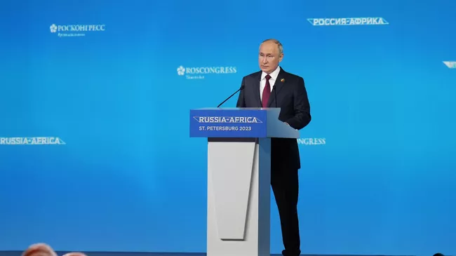 Президент РФ Владимир Путин выступает на пленарном заседании II Cаммита и форума Россия - Африка 