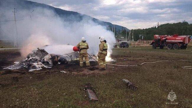 Последствия крушения частного вертолета Ми-8 в селе Тюнгур в Горном Алтае 