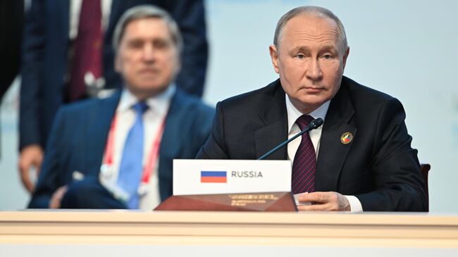 Президент РФ Владимир Путин на пленарном заседании II Саммита Россия - Африка в Санкт-Петербурге