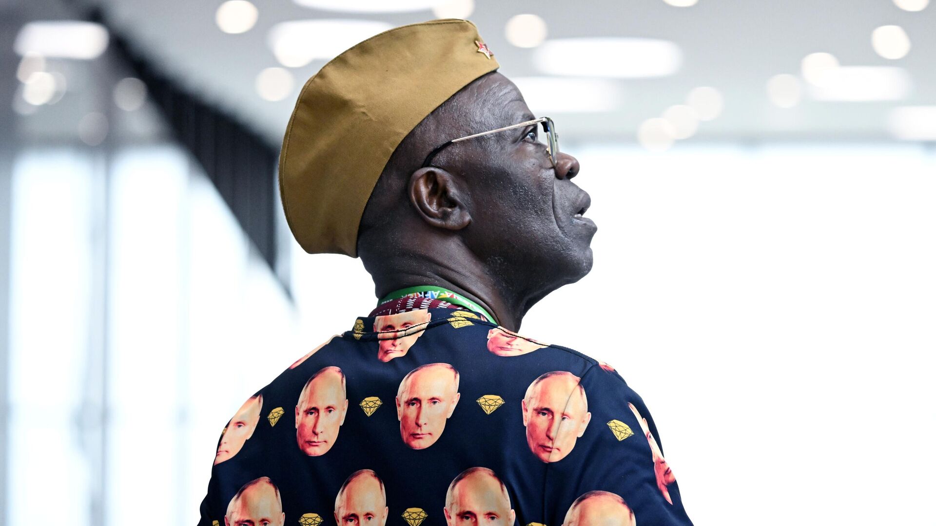 Участник форума в конгрессно-выставочном центре Экспофорум - РИА Новости, 1920, 28.07.2023