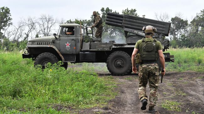 Реактивная система залпового огня БМ-21 Град в зоне проведения спецоперации