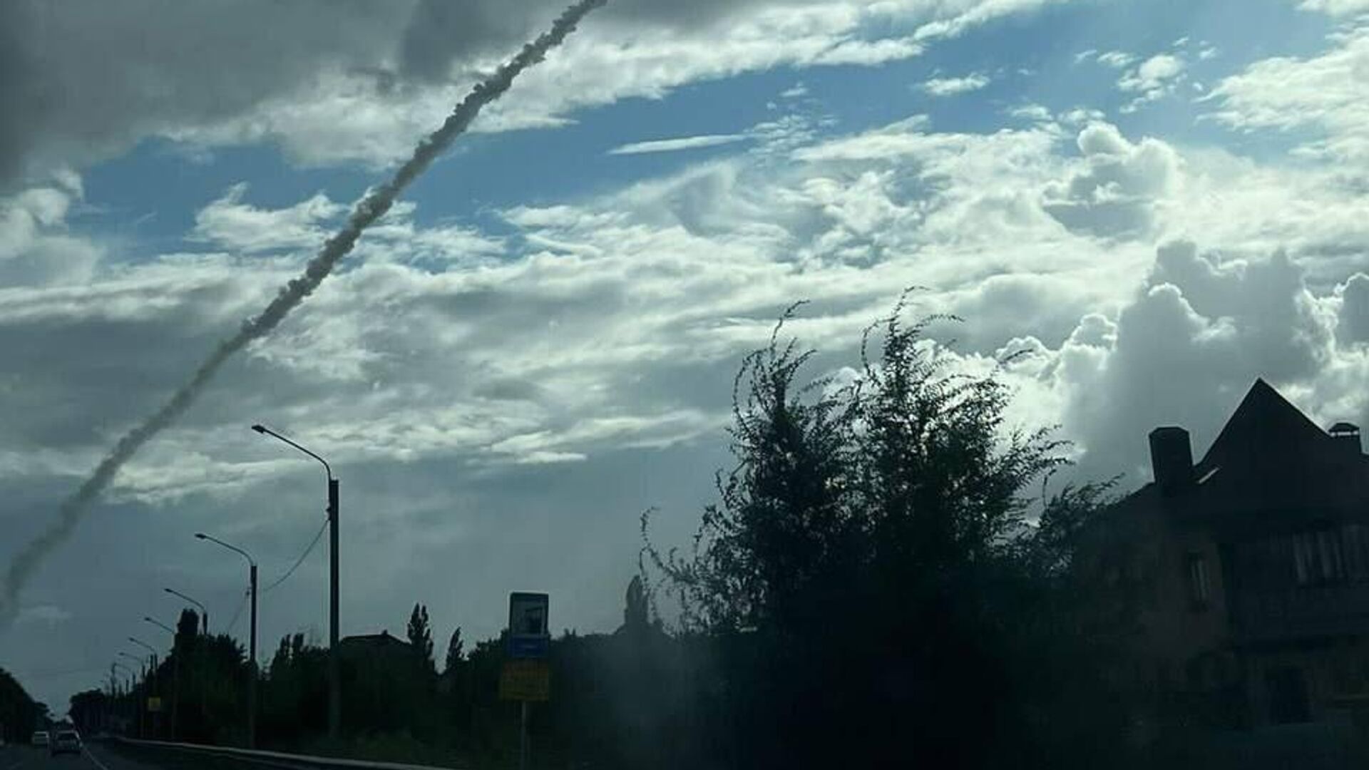 Следы от ракет систем противовоздушной обороны. Архив - РИА Новости, 1920, 30.08.2023