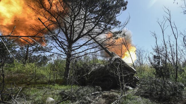 Работа боевого расчета самоходной артиллерийской установки Гиацинт-С в зоне СВО. Архивное фото