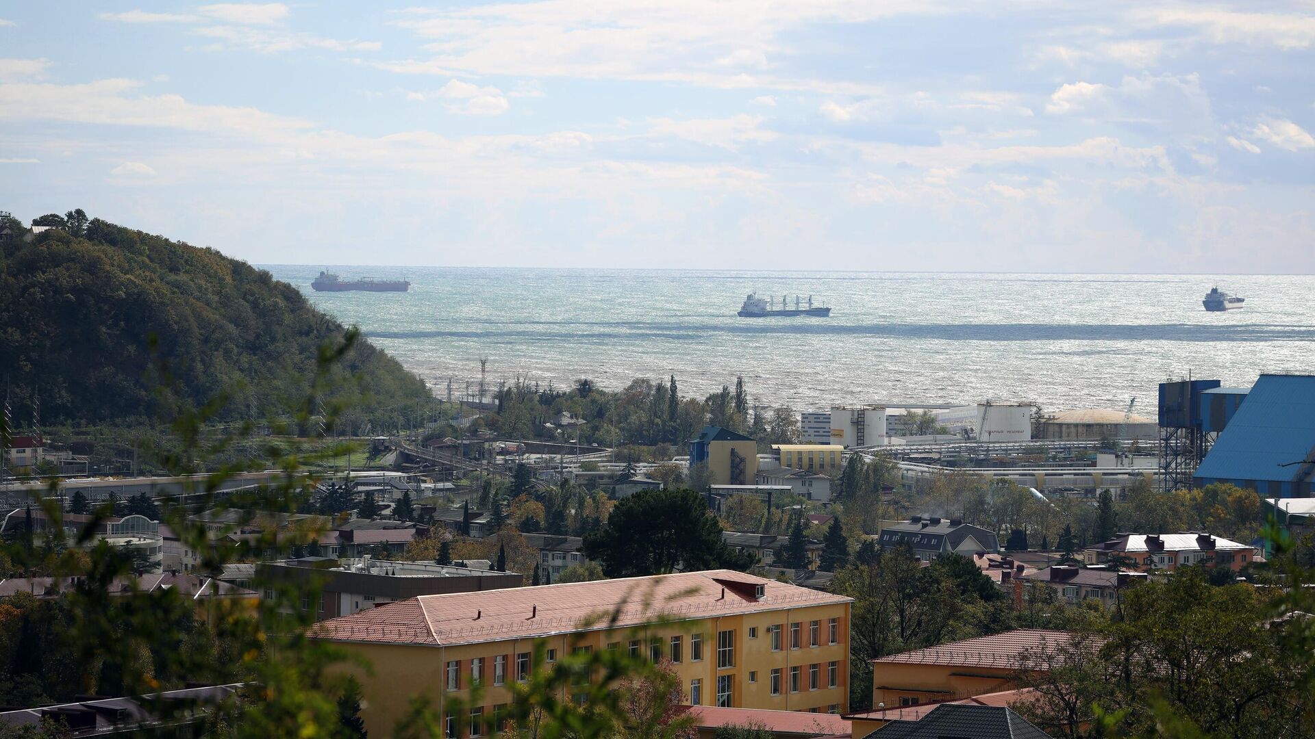 Баржи в Черном море у порта Туапсе. Архивное фото - РИА Новости, 1920, 27.07.2024