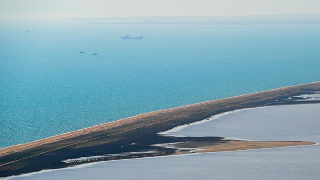 Вид на перешеек, отделяющий Кояшское озеро от Черного моря. Архивное фото