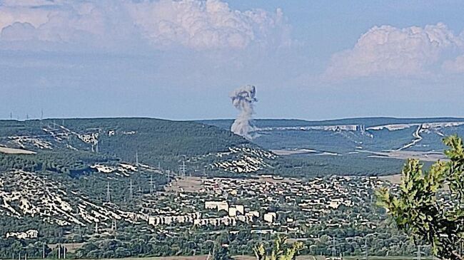 Дым на месте взрыва в окрестностях Севастополя