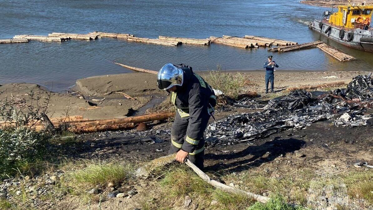 На месте падения гидроплана на берег реки Дудинка в Красноярском крае - РИА Новости, 1920, 02.08.2023