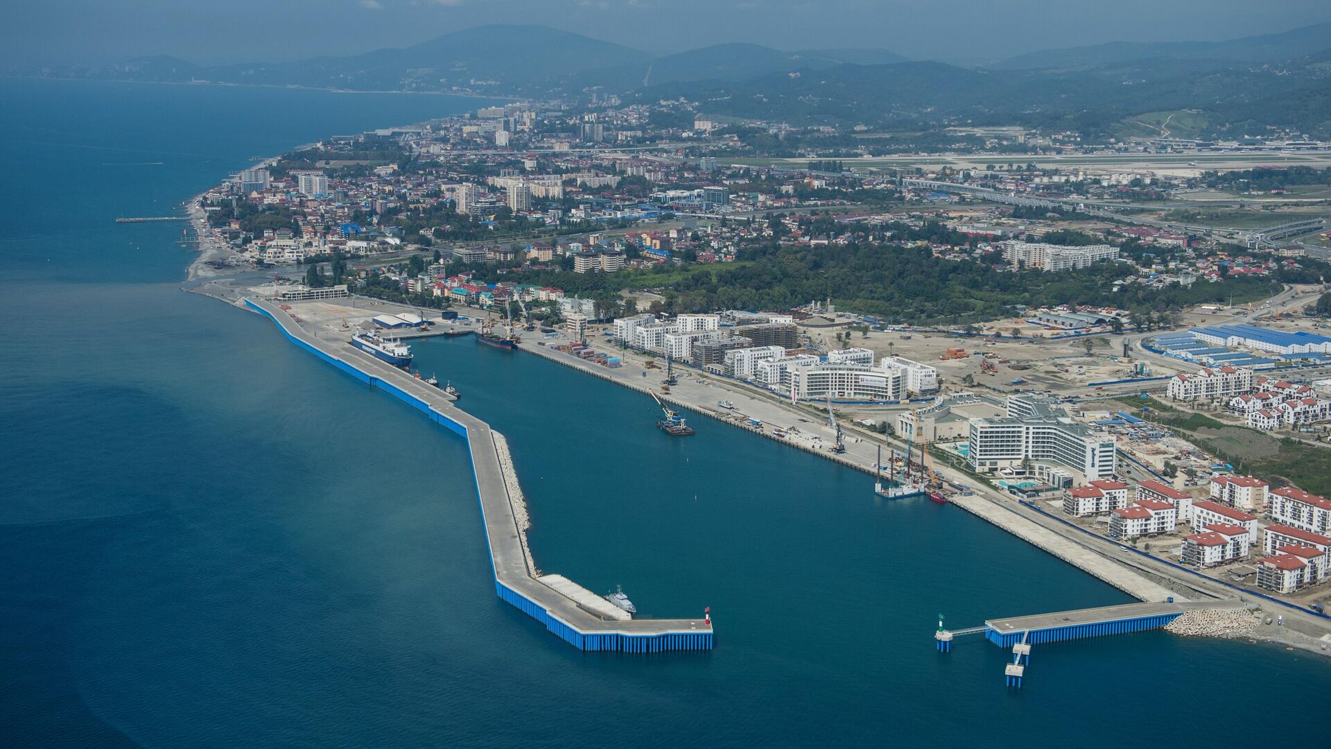 Вид на морской грузовой порт в Сочи - РИА Новости, 1920, 05.05.2024