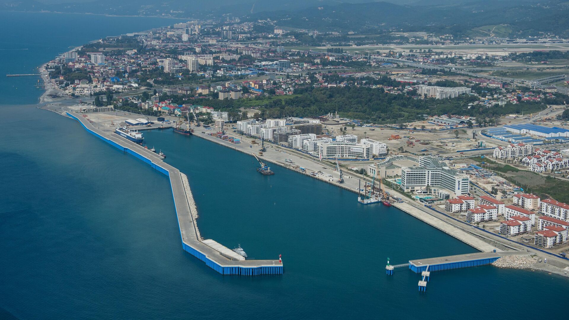 Вид на морской грузовой порт в Сочи - РИА Новости, 1920, 05.05.2024