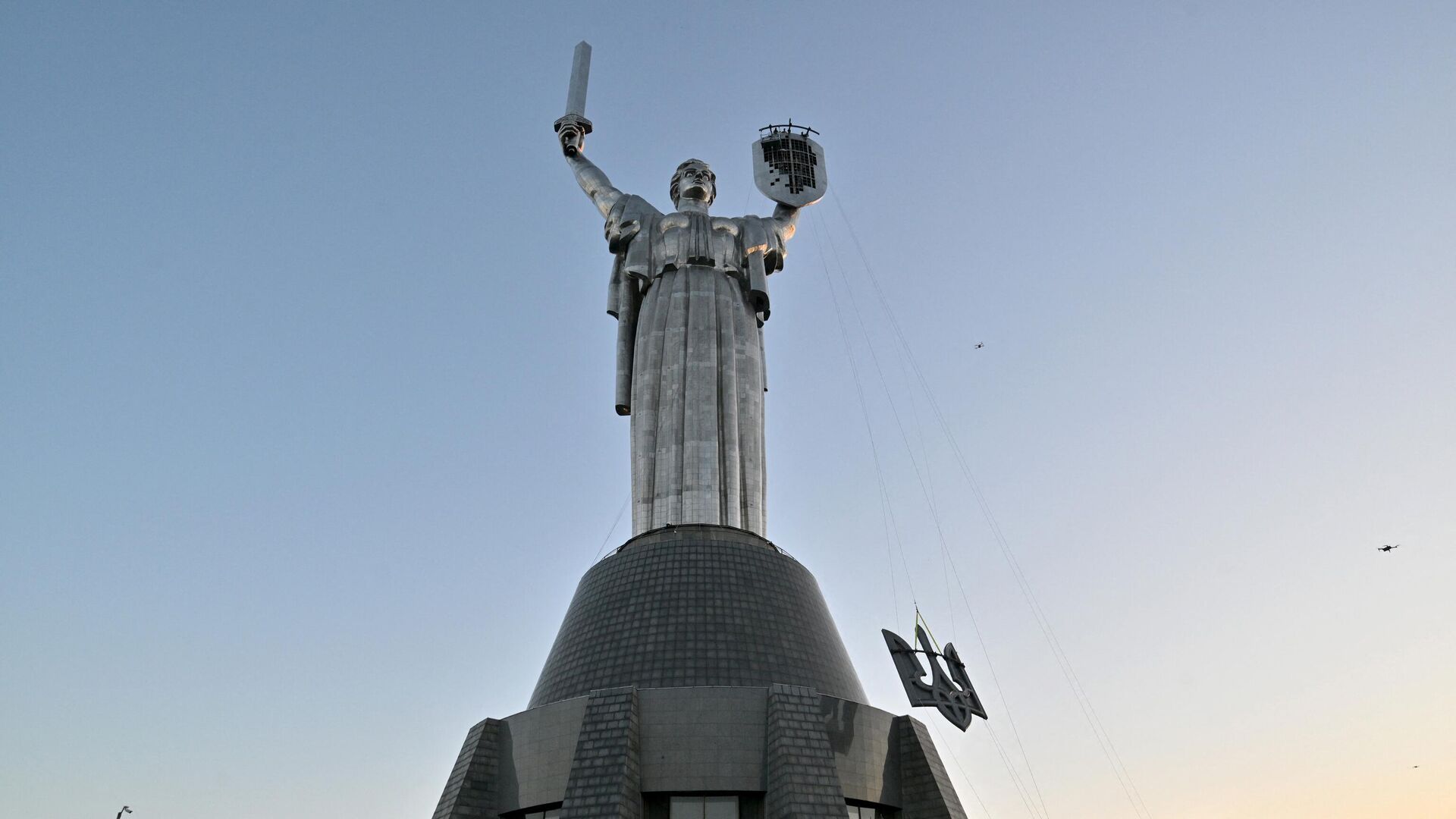 Рабочие устанавливают герб Украины на монумент Родина-мать в Киеве - РИА Новости, 1920, 14.08.2023