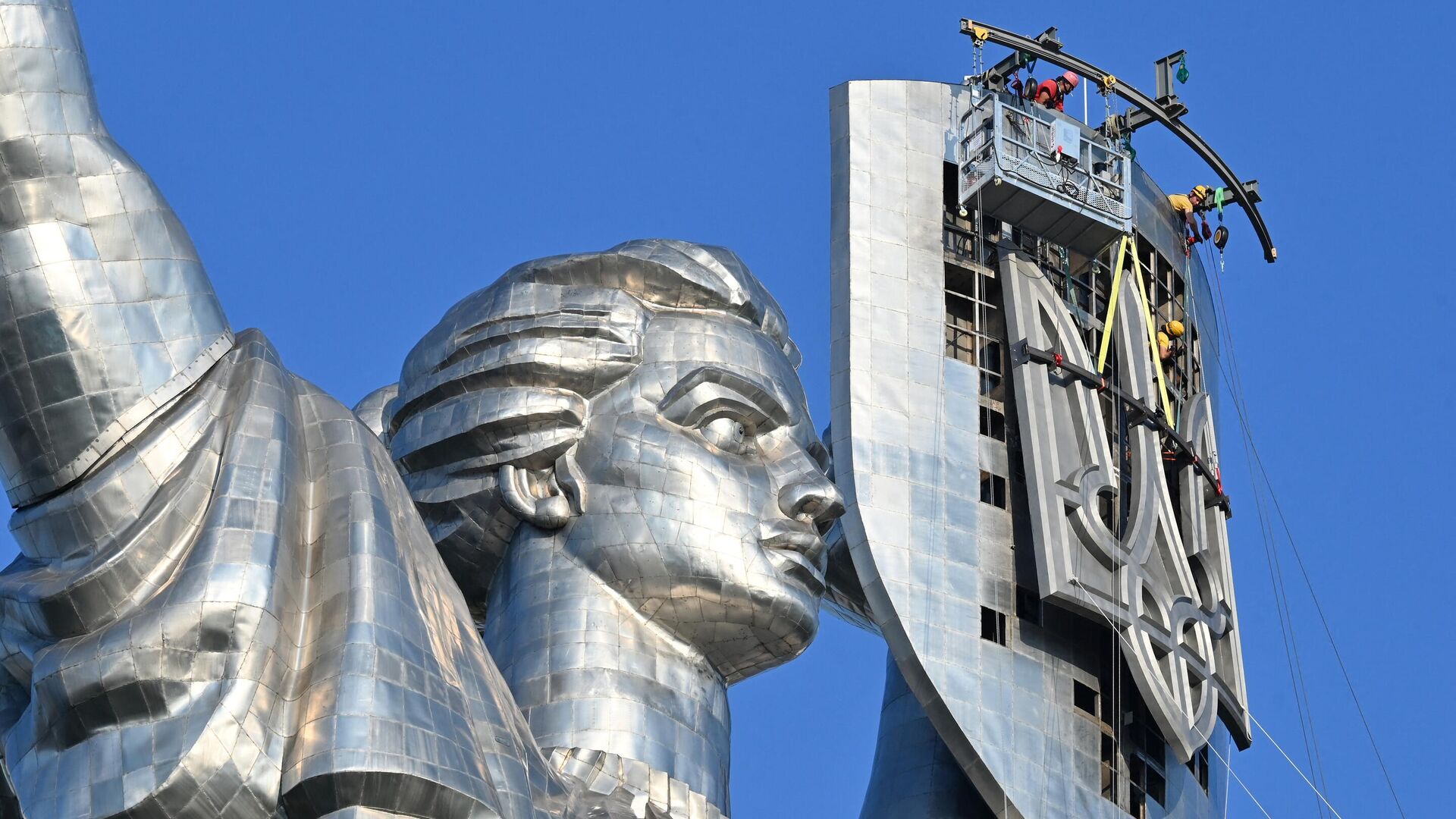 Рабочие устанавливают герб Украины на монумент Родина-мать в Киеве Рабочие устанавливают герб Украины на монумент Родина-мать в Киеве - РИА Новости, 1920, 07.08.2023