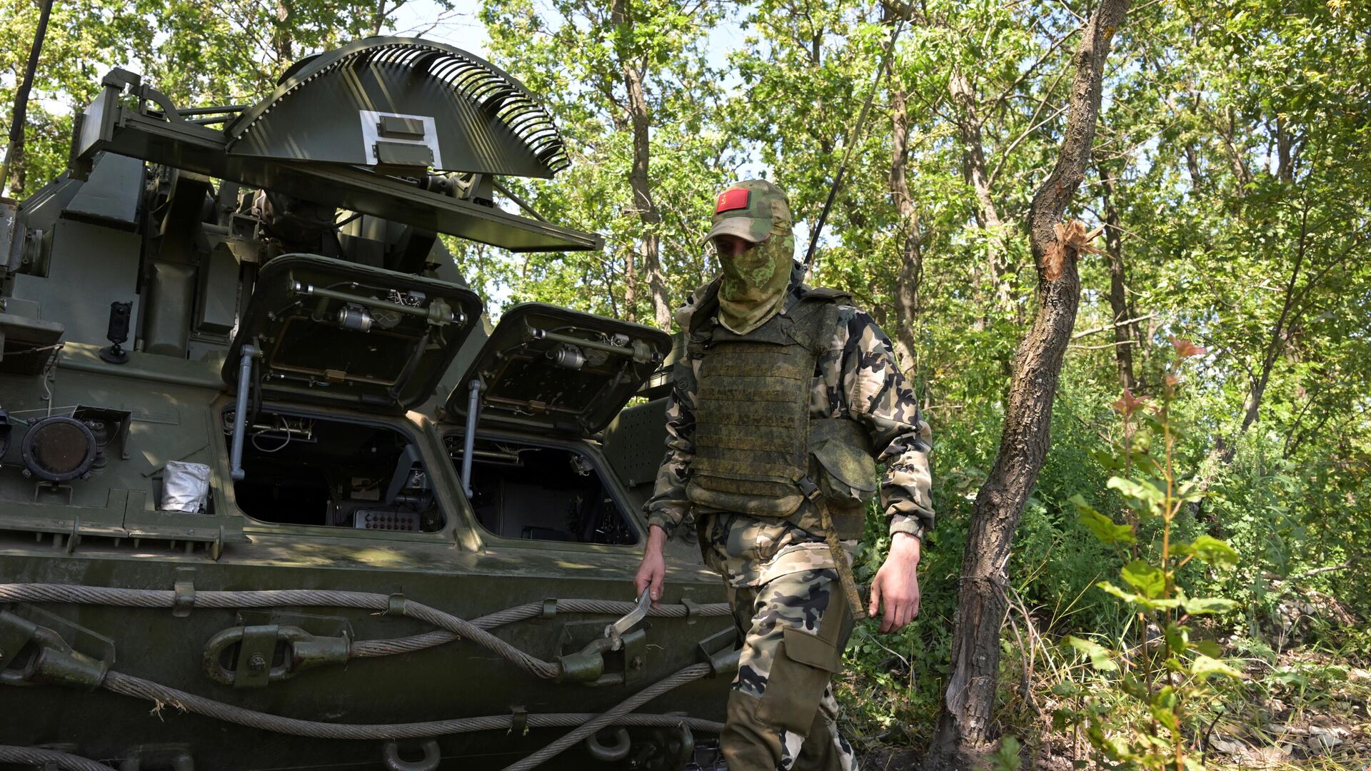 Механик производит осмотр зенитного ракетного комплекса (ЗРК) Тор-М1 в зоне СВО - РИА Новости, 1920, 27.09.2023