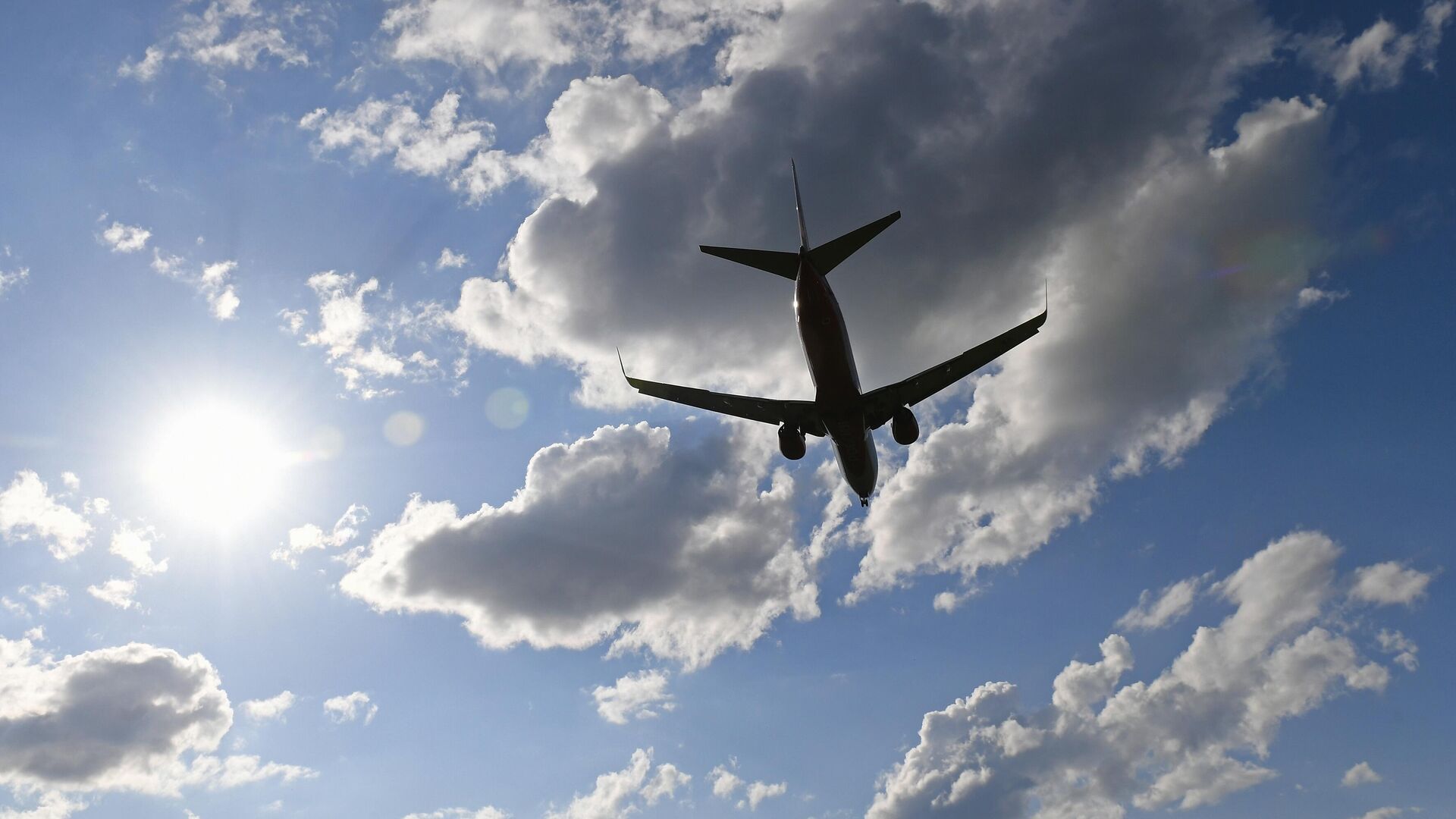 Пассажирский самолет Boeing 737-800 совершает посадку в международном аэропорту им. Дмитрия Хворостовского в Красноярске - РИА Новости, 1920, 07.03.2025