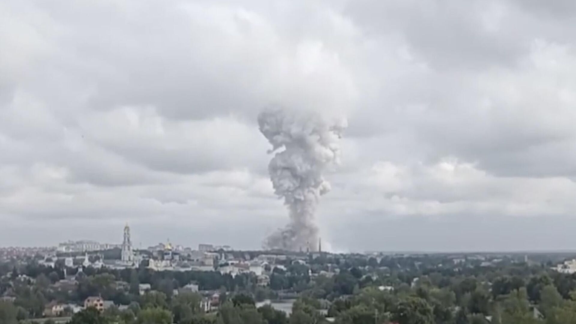 Дым на месте взрыва в Сергиевом Посаде. Кадр видео очевидца - РИА Новости, 1920, 09.08.2023