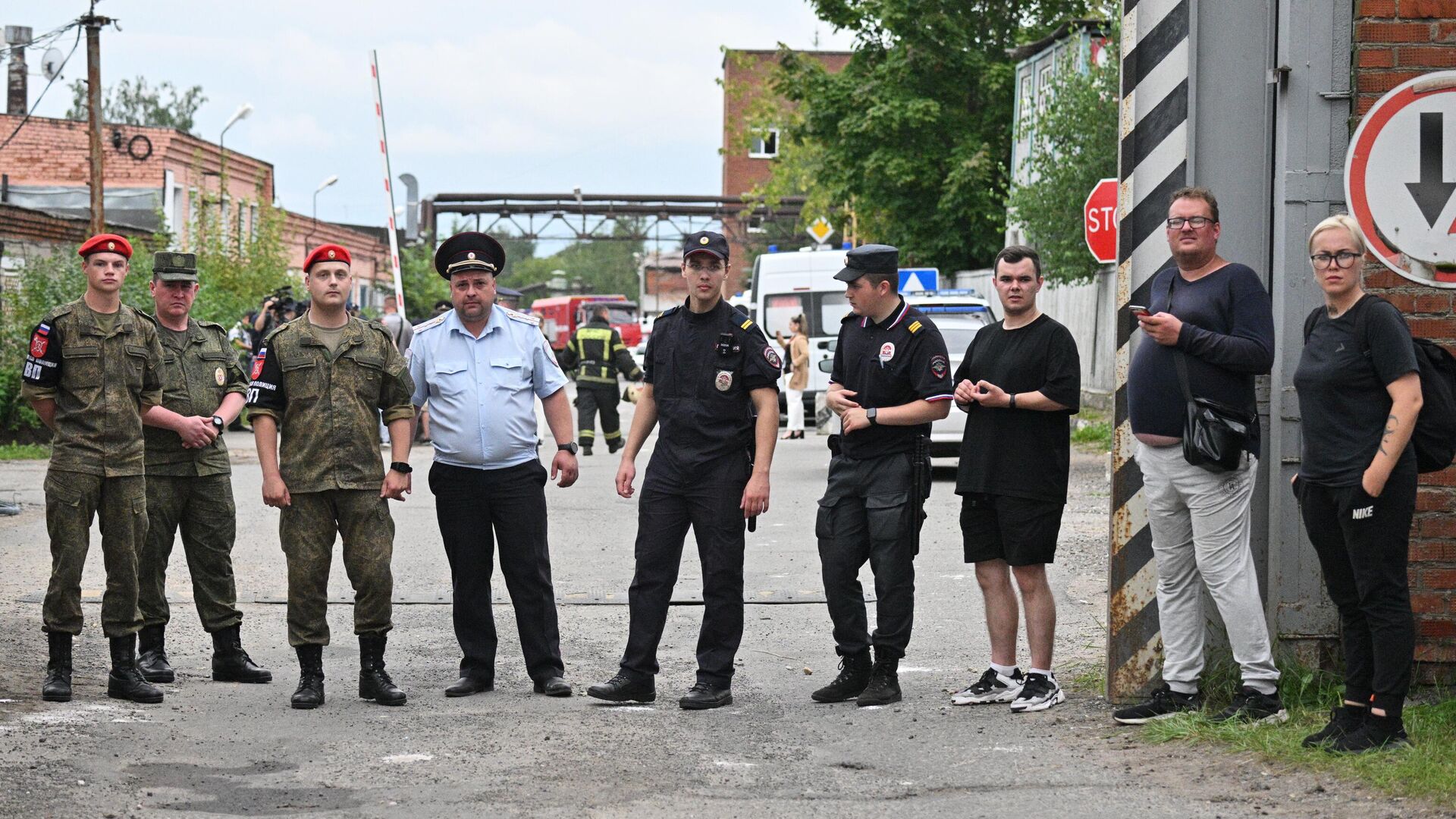 Сотрудники правоохранительных органов и военной полиции у Загорского оптико-механического завода в Сергиевом Посаде, на территории которого произошел взрыв - РИА Новости, 1920, 09.08.2023