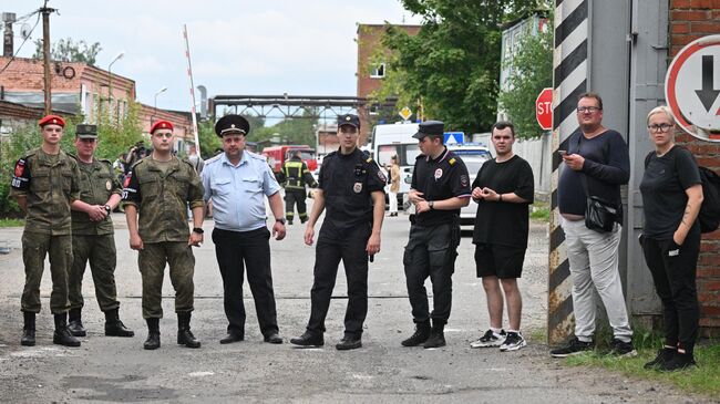 Сотрудники правоохранительных органов и военной полиции у Загорского оптико-механического завода в Сергиевом Посаде, на территории которого произошел взрыв