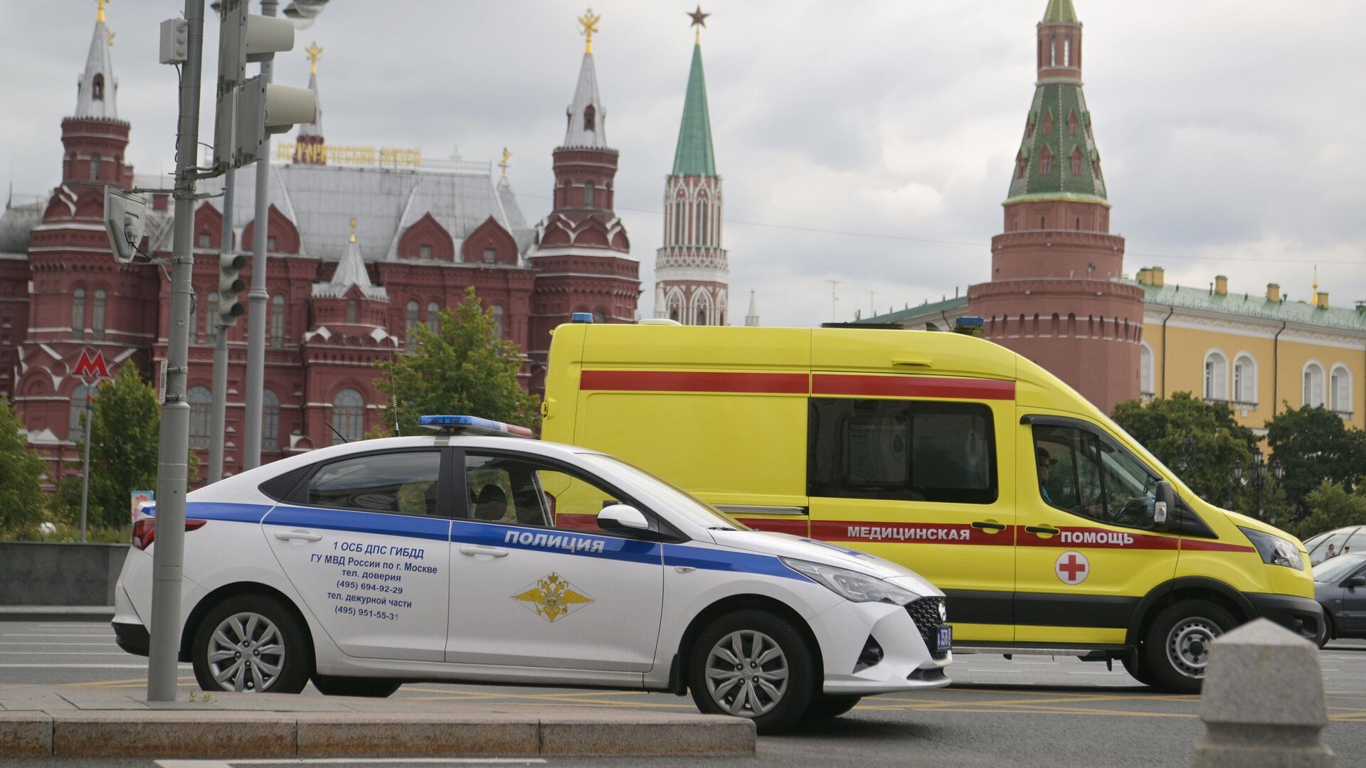 Автомобили скорой медицинской помощи и полиции в центре Москвы - РИА Новости, 1920, 27.04.2024