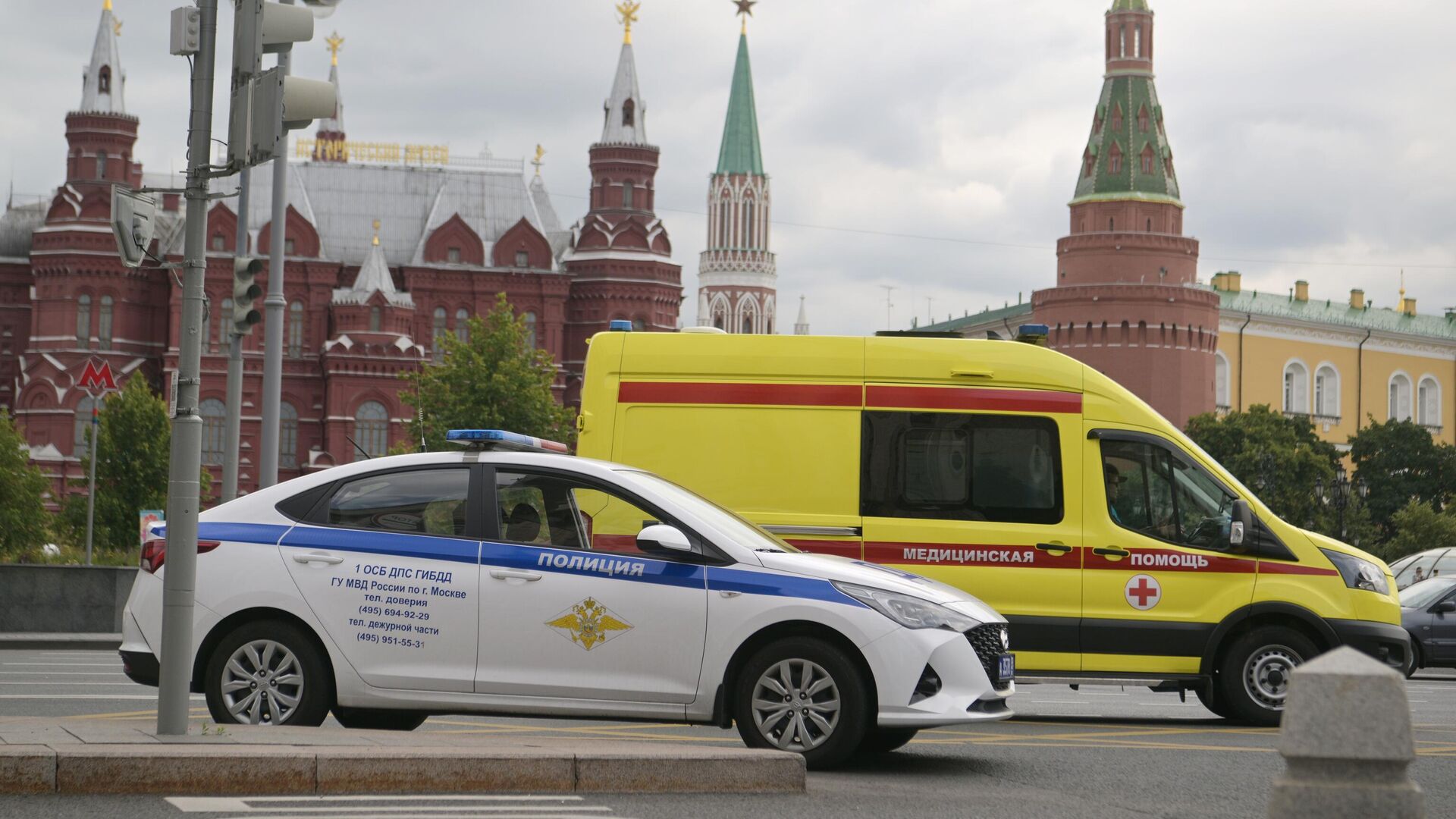 Автомобили скорой медицинской помощи и полиции в центре Москвы - РИА Новости, 1920, 16.05.2024