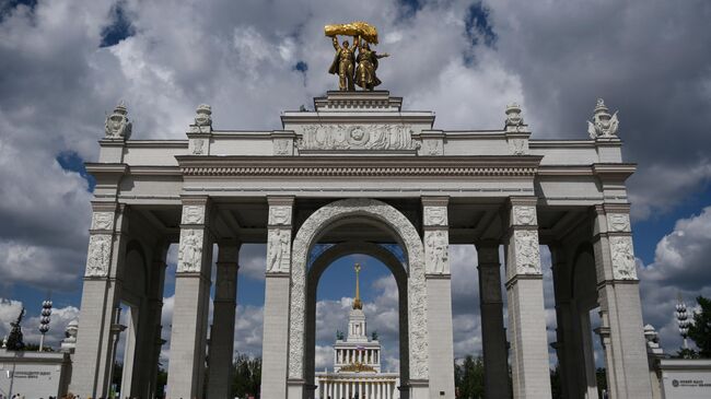 Арка главного входа ВДНХ. Архивное фото