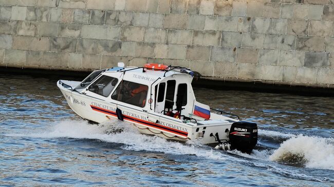 Катер спасательной службы на водных объектах в Москве. Архивное фото