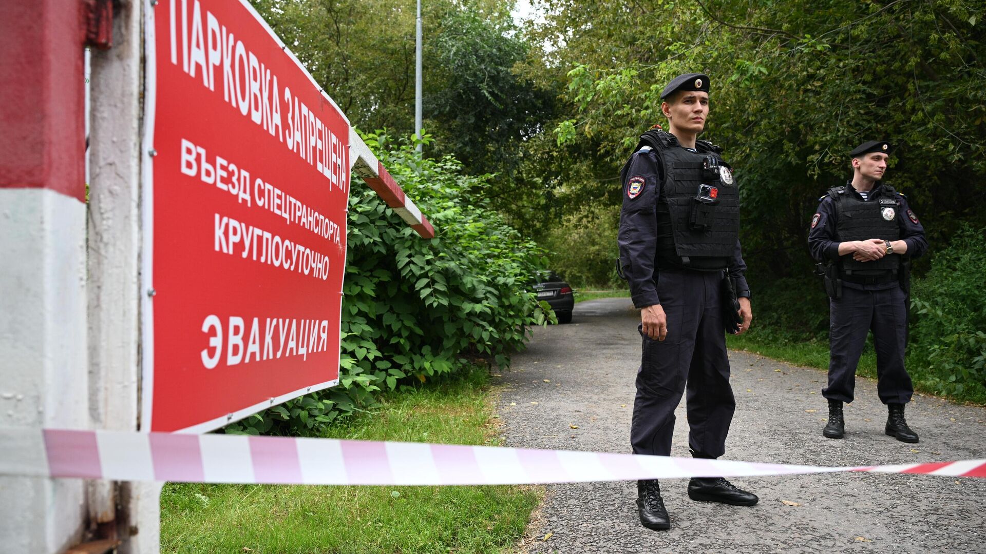 Сотрудники полиции на месте падения беспилотного летательного аппарата в районе Карамышевской набережной в Москве - РИА Новости, 1920, 31.08.2023