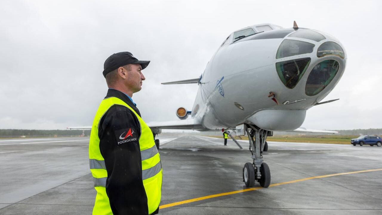 Самолет Ту-134 в аэропорту космодрома Восточный во время проверки технической готовности его взлетно-посадочной полосы - РИА Новости, 1920, 14.08.2023