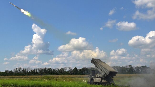 Реактивная система залпового огня БМ-21 Град Западной группы войск ведет огонь на Купянском направлении