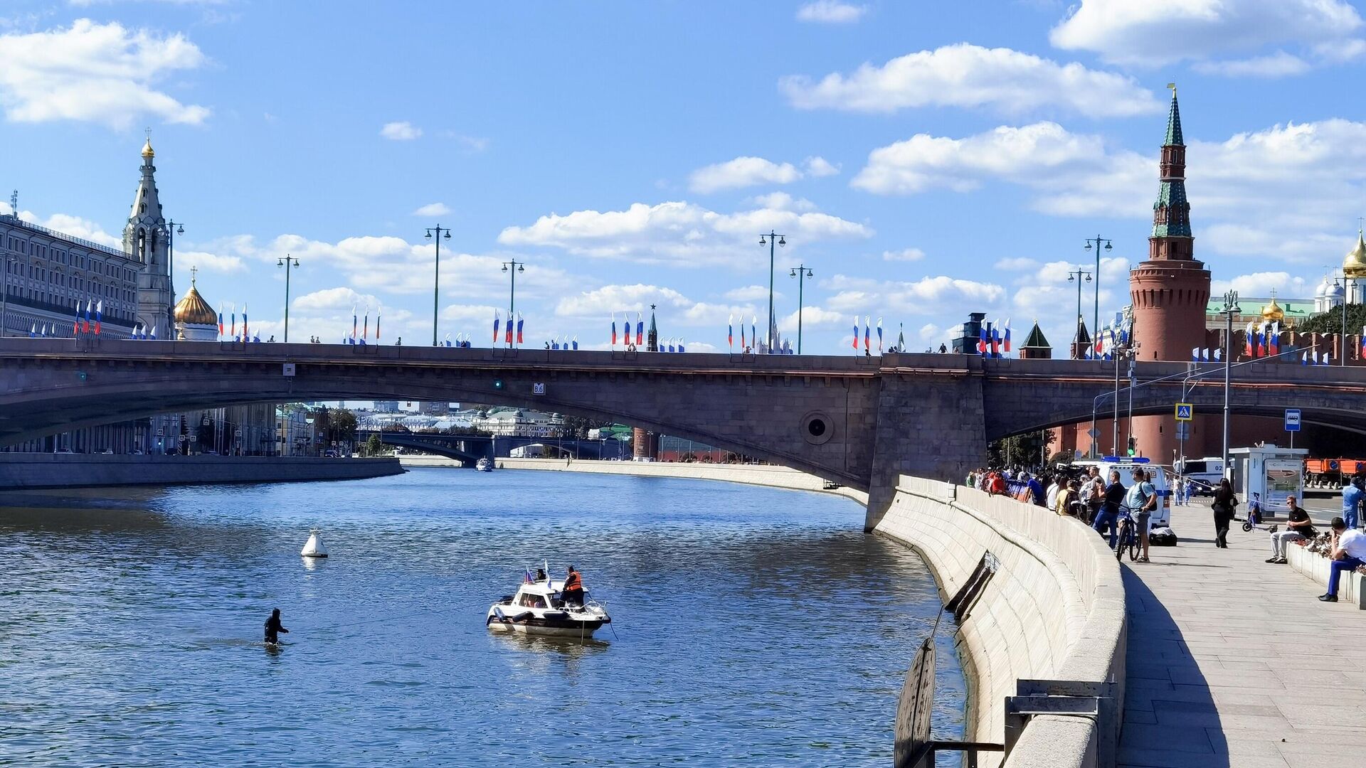 Оперативные службы в районе парка Зарядье, где в Москве-реке обнаружены тела погибших диггеров - РИА Новости, 1920, 22.08.2023